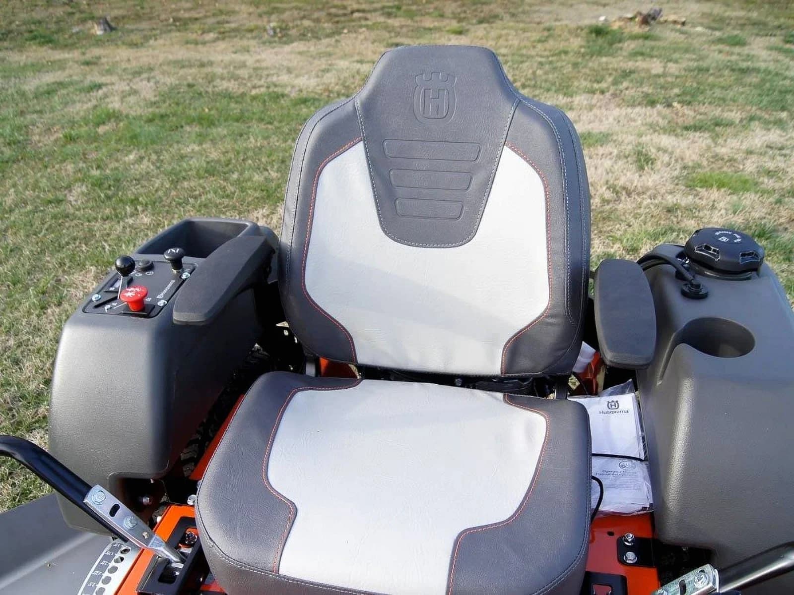 Husqvarna MZ61 61" Zero Turn Lawn Mower 24HP KAW (Scratch and Dent)