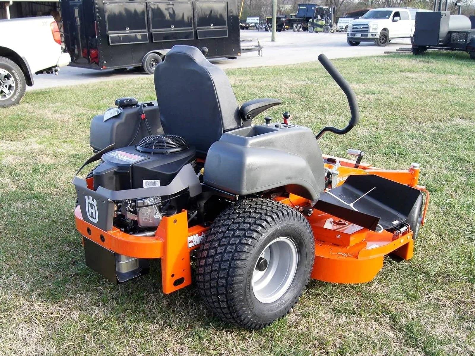 Husqvarna MZ61 61" Zero Turn Lawn Mower 24HP KAW (Scratch and Dent)