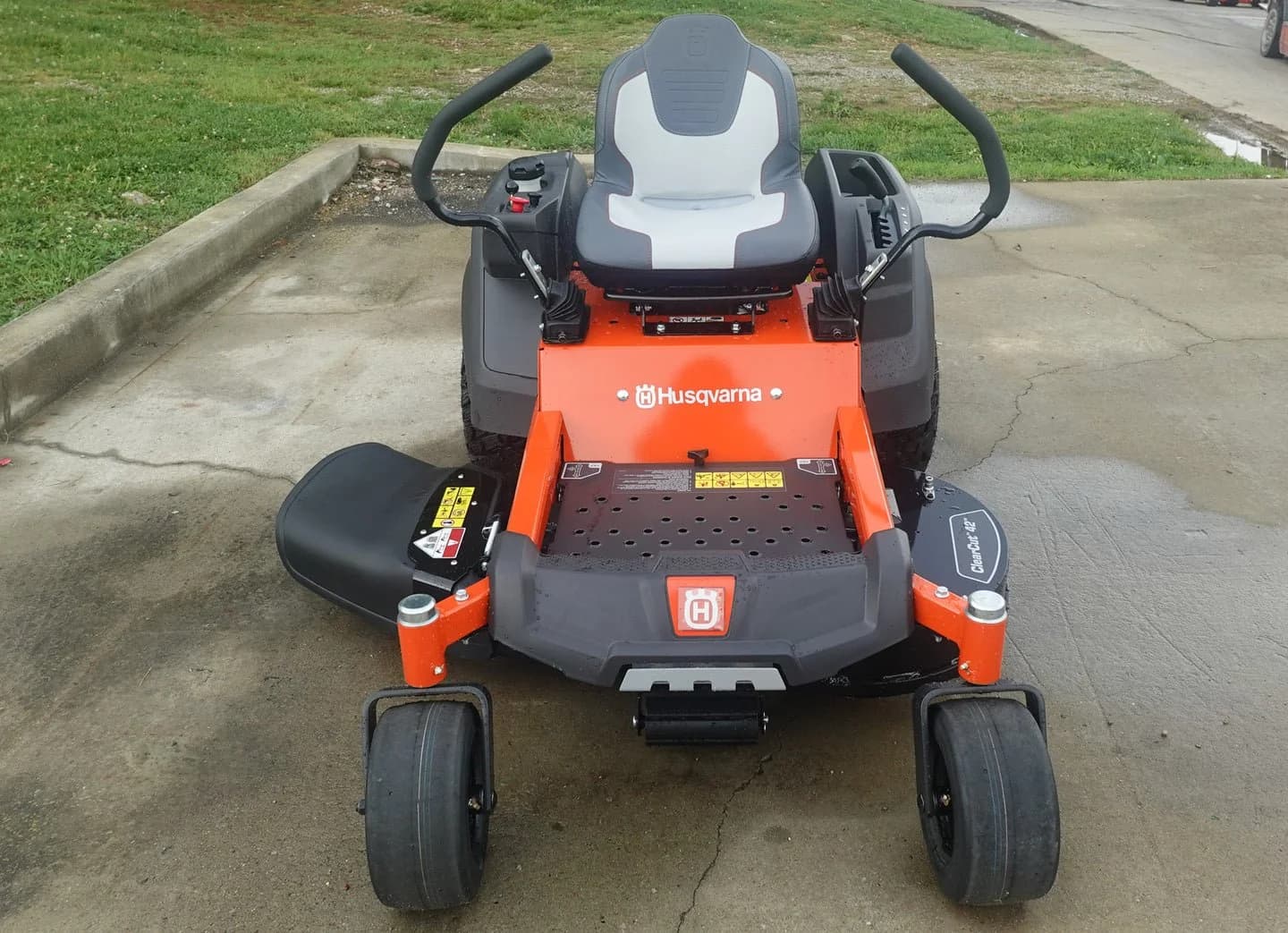 Husqvarna Z242F Zero-Turn Mower | 18 HP Kawasaki Engine, 42" Cutting Deck